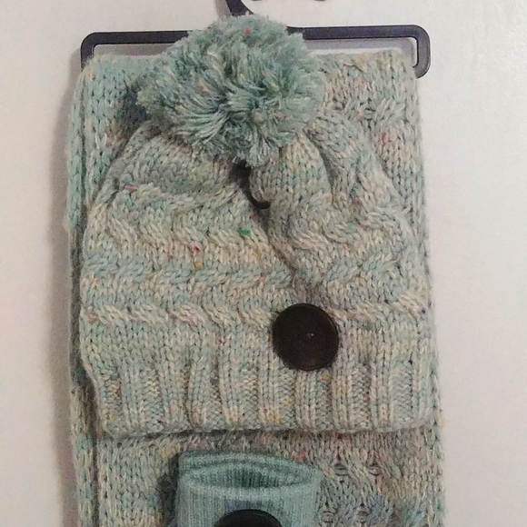 NWT Hat Scarf And Mitten Set - Picture 3 of 8